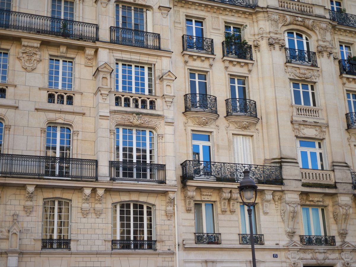 Facade dimmeuble parisien haussmannien avec balcons en fer forge