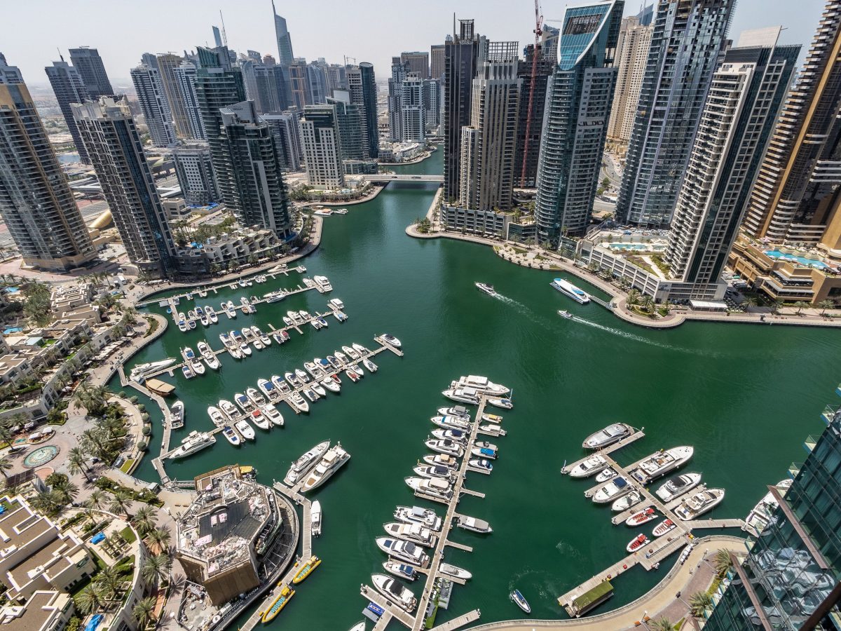 Vue aerienne de Dubai Marina, tours et bateaux le long du canal