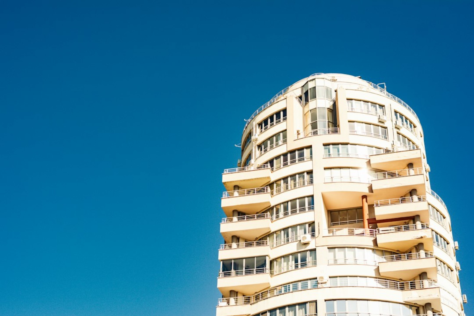 Monte-meuble installé contre la façade d'un immeuble pour hisser des meubles à un étage élevé