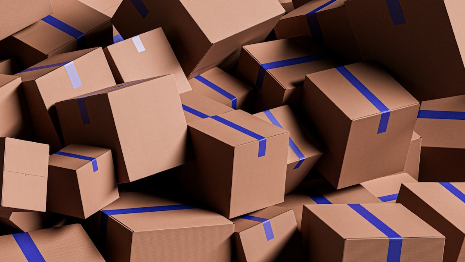 Cartons de déménagement fermés et étiquetés, prêts à être chargés par les déménageurs