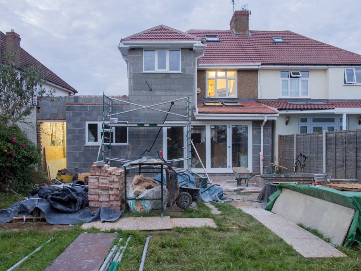 Rénovation à distance : organiser ses travaux depuis l'étranger
