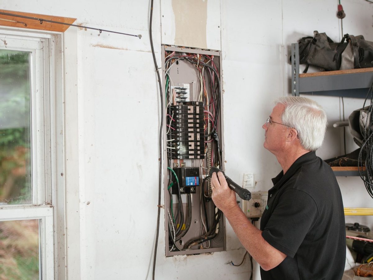 Trouver un électricien pas cher à l'étranger sans sacrifier la sécurit